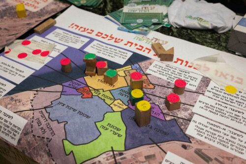 מפת עזה בכנס "התיישבות מביאה ניצחון", בבנייני האומה בירושלים, ב-28 בינואר 2024 (צילום: אורן זיו)