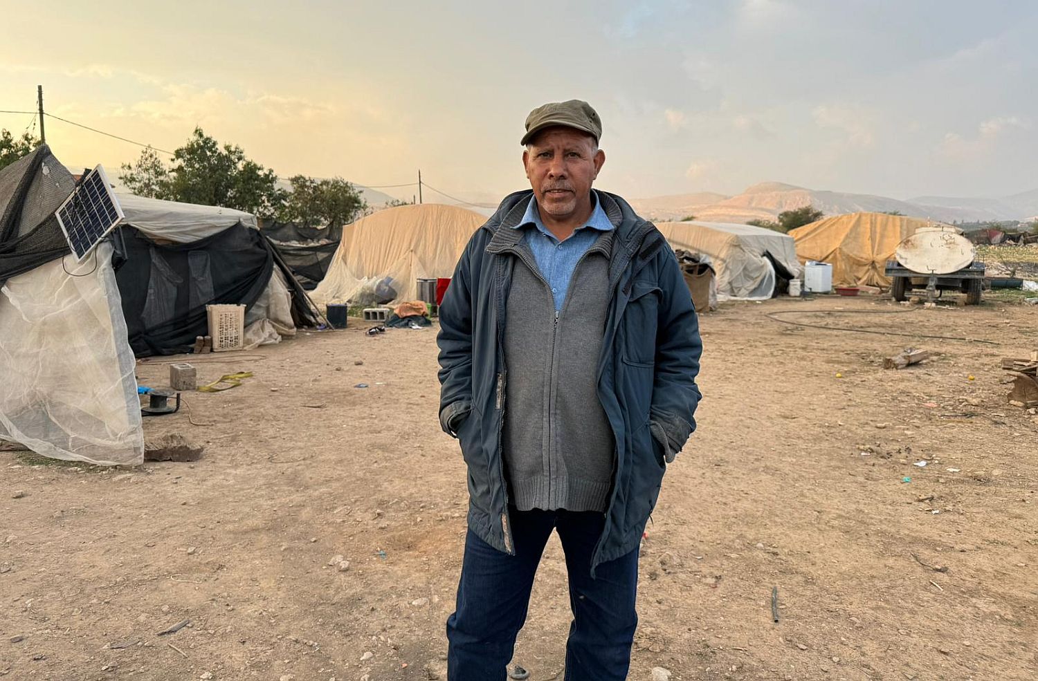 "הפכו אותנו לפועלים". מוסא מליחאת ליד האוהל שהפך לביתו (צילום: יובל אברהם)