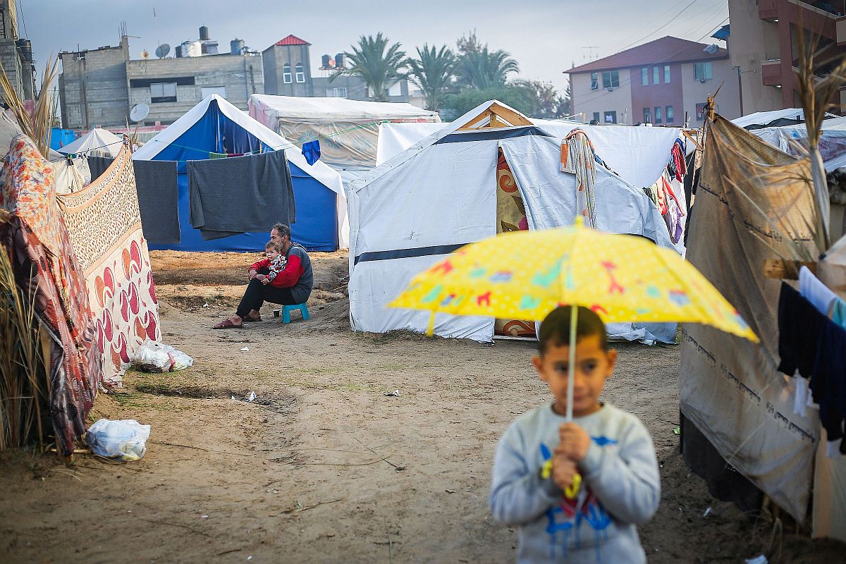 לא יודעים איפה המשפחות שלהם. פלסטינים במחנה אוהלים מאולתר בדרום רצועת עזה (צילום: עטיה מוחמד / פלאש 90)