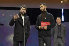 באסל עדרה ויובל אברהם בטקס קבלת הפרס בפסטיבל ברלין (צילום: Richard Hübner / Berlinale 2024)