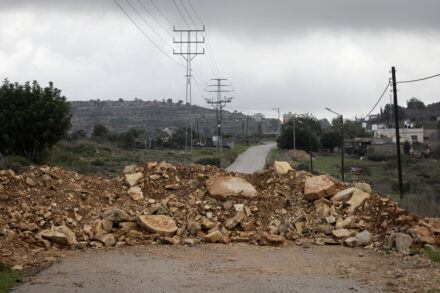 אחת החסימות בכניסה לכפר אום צפא, ינואר 2024 (צילום: אורן זיו)