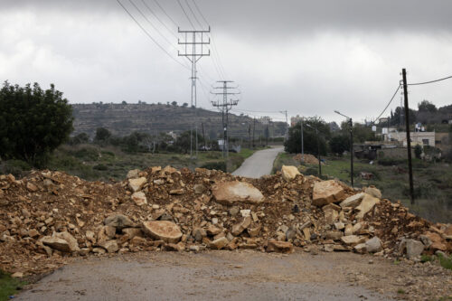 אחת החסימות בכניסה לכפר אום צפא, ינואר 2024 (צילום: אורן זיו)