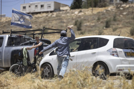 פגעו במתנחלים בקצה השרשרת, לא באחראים האמיתיים. שלום זיכרמן תוקף פעילי שמאל ליד חוות יאיר (צילום: אורן זיו)