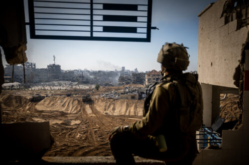 "אנשים לקחו ספלים, ספרים, כל אחד את המזכרת שעושה לו את זה". חייל במחנה א-שאטי בצפון הרצועה, נובמבר 2023. למצולם אין קשר לכתבה (צילום: יונתן זינדל / פלאש 90)