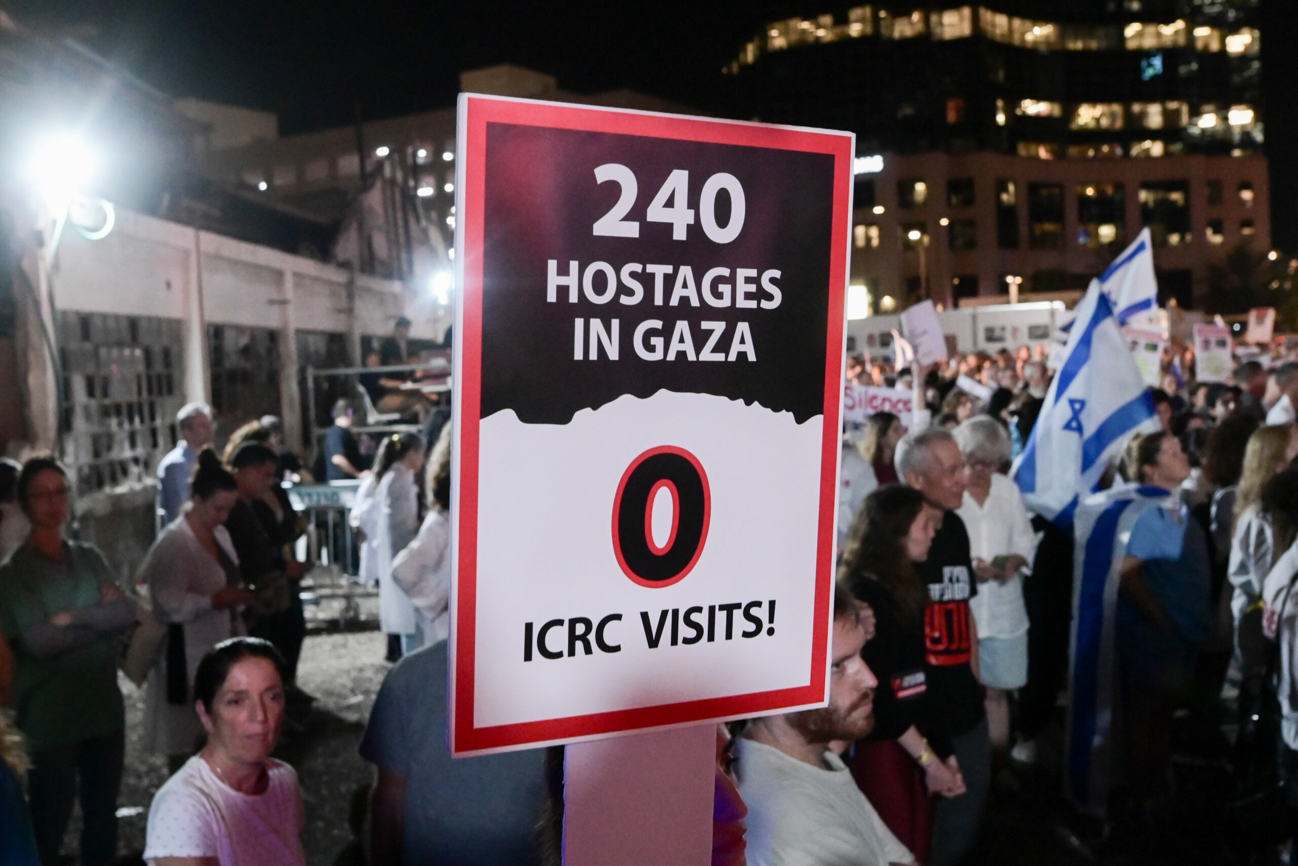 הפגנה מול מטה הצלב האדום בתל אביב, ב-9 בנובמבר 2023 (צילום: אבשלום ששוני / פלאש90)