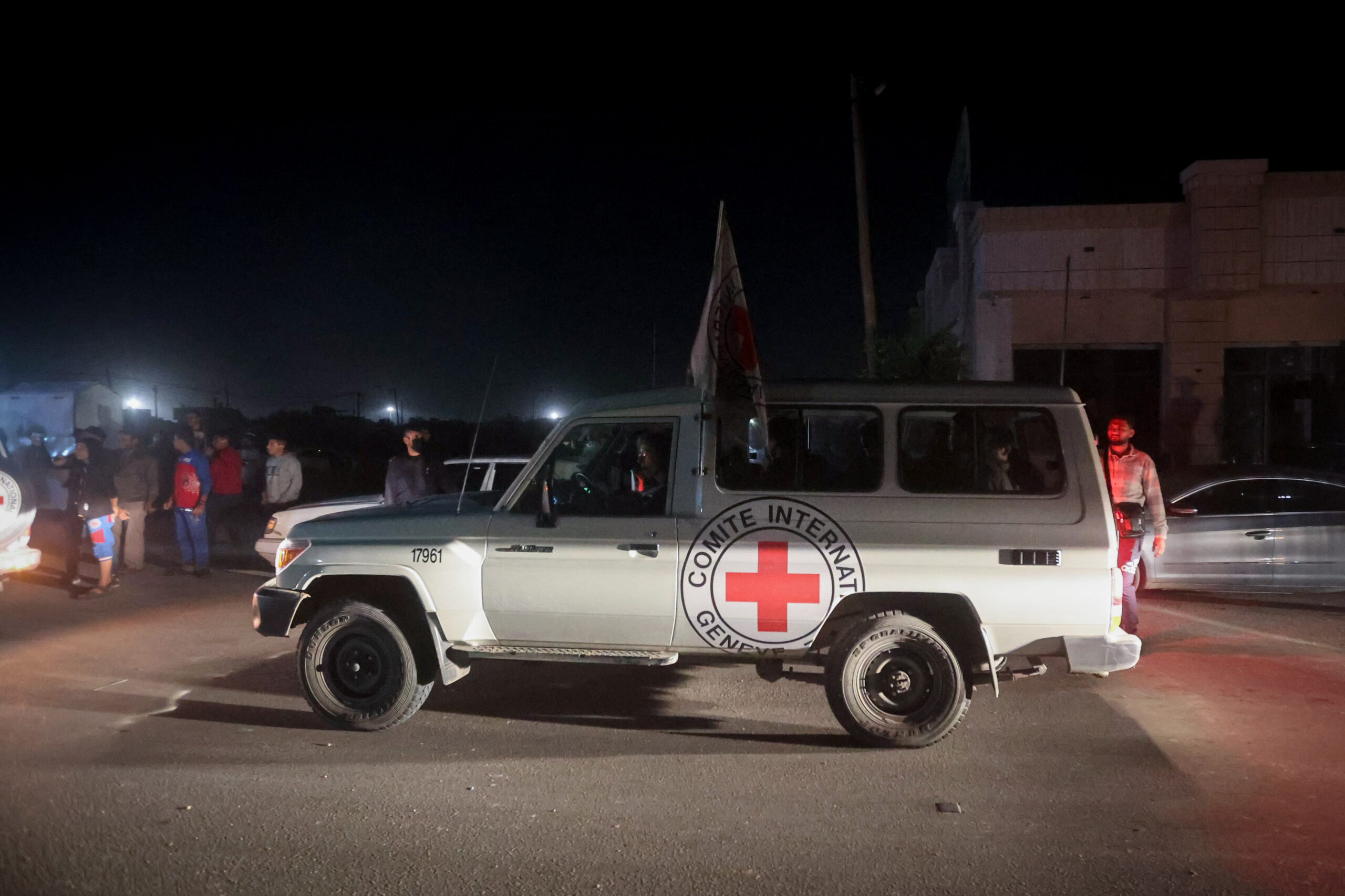 רכב של הצלב האדום שבו החטופים הראשונים שהשתחררו בעסקה עם חמאס, במעבר רפיח ברצועת עזה, ב-24 בנובמבר 2023 (צילום: עטיה מוחמד / פלאש90)