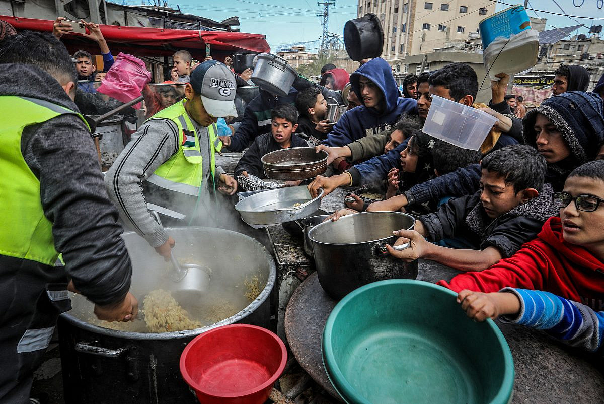 פלסטינים מחכים לארוחה חמה ברפיח, ב-26 בינואר 2024 (צילום: עבד רחים ח'טיב / פלאש90)