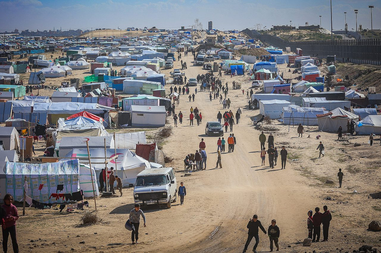 מחנה אוהלים לעקורים פלסטינים ברפיח, דרום רצועת עזה, ב-30 בינואר 2024 (צילום: עטיה מוחמד / פלאש90)