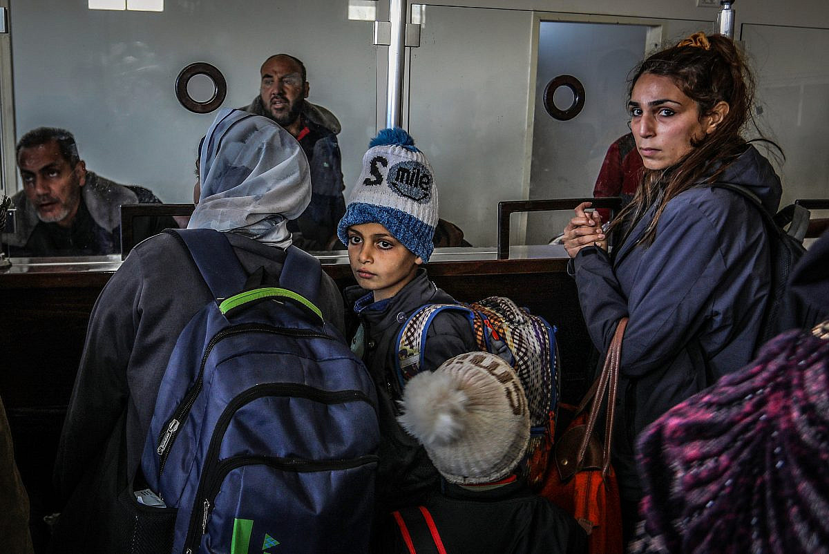 פלסטינים עם דרכונים זרים עוזבים את עזה למצרים דרך מעבר רפיח, ב-6 בפברואר 2024 (צילום: עבד רחים ח'טיב / פלאש90)