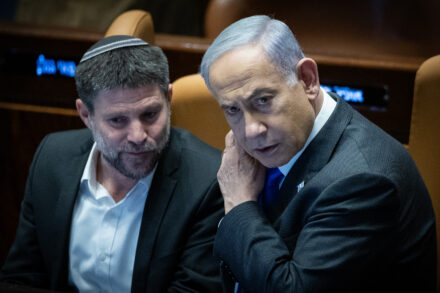 ראש הממשלה, בנימין נתניהו, ושר האוצר, בצלאל סמוטריץ', בדיון בכנסת על תקציב המדינה, ב-7 בפברואר 2024 (צילום: יונתן זינדל / פלאש90)