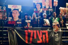 עצרת למען שחרור החטופים ב"כיכר החטופים" בתל אביב, ב-24 בפברואר 2024 (צילום: אבשלום ששוני / פלאש90)