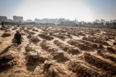 קברים של הרוגים פלסטינים במתקפות ישראליות בח'אן יונס, בדרום רצועת עזה, ב-26 בפברואר 2024 (צילום: עבד רחים ח'טיב / פלאש90)