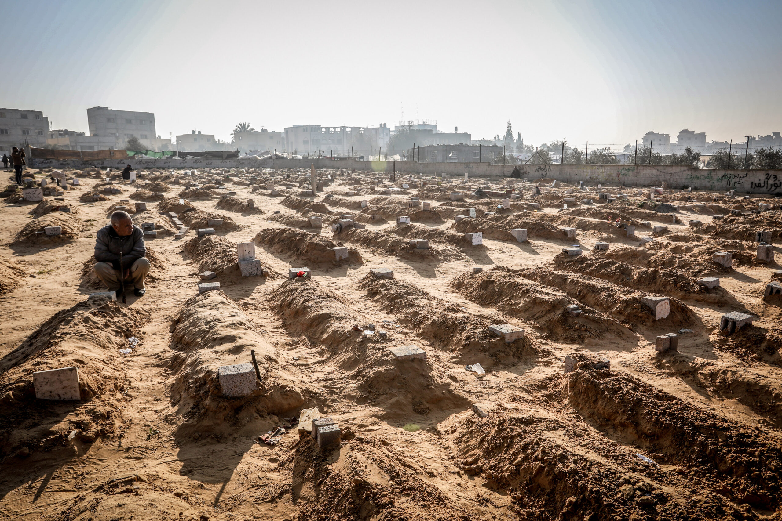 קברים של הרוגים פלסטינים במתקפות ישראליות בח'אן יונס, בדרום רצועת עזה, ב-26 בפברואר 2024 (צילום: עבד רחים ח'טיב / פלאש90)