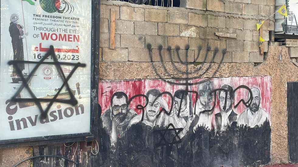 חלק מהמאבק הפלסטיני לחירות. כתובות גרפיטי על קיר תיאטרון החופש לאחר מתקפה צבאית, 13 בדצמבר 2023 (באדיבות תיאטרון החופש)
