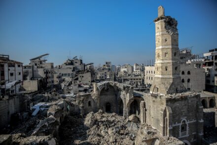 "בלתי אפשרי לשחזר את המבנים האלה מול ההפצצות המתמשכות". מה שנותר ממסגד אל עומרי, ב-12 בפברואר 2024 (צילום: עומאר אל-קטאא)