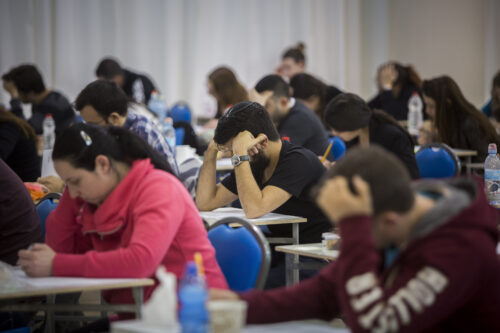 משרד החינוך מודה שהבחינות הבגרות הן סוג של אמצעי כפייה. תמונת אילוסטרציה (צילום: יונתן זינדל / פלאש 90)