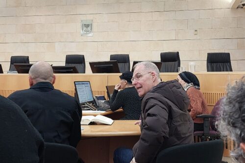 לפי עיריית פתח תקווה, תפקידו של מורה הוא "לעודד את התלמידים לשרת ביחידות נבחרות". מאיר ברוכין בבית הדין לעבודה (צילום: אורלי נוי)