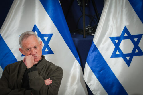 מלטף את משפחות החטופים, ושותף לממשלת הדמים שמקרבת את מותם. בני גנץ במסיבת עיתונאים, דצמבר 2023 (צילום: נועם ריבקין פנטון / פלאש 90) מלטף את משפחות החטופים, ושותף לממשלת הדמים שמקרבת את מותם. בני גנץ במסיבת עיתונאים, דצמבר 2023 (צילום: נועם ריבקין פנטון / פלאש 90)