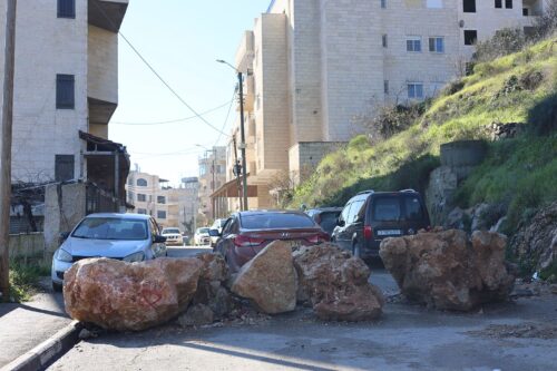 "יצרו קו נפרד למתנחלים, קו ביטחון, שלא יהיו בו ערבים". מחסום אבנים באחת הכניסות לבית לחם. (צילום: יובל אברהם)