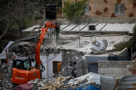 דחפור הורס את ביתו של אבו דיאב בשכונת סילוואן, 14 בפברואר 2024 (ג'מאל עווד / פלאש 90)