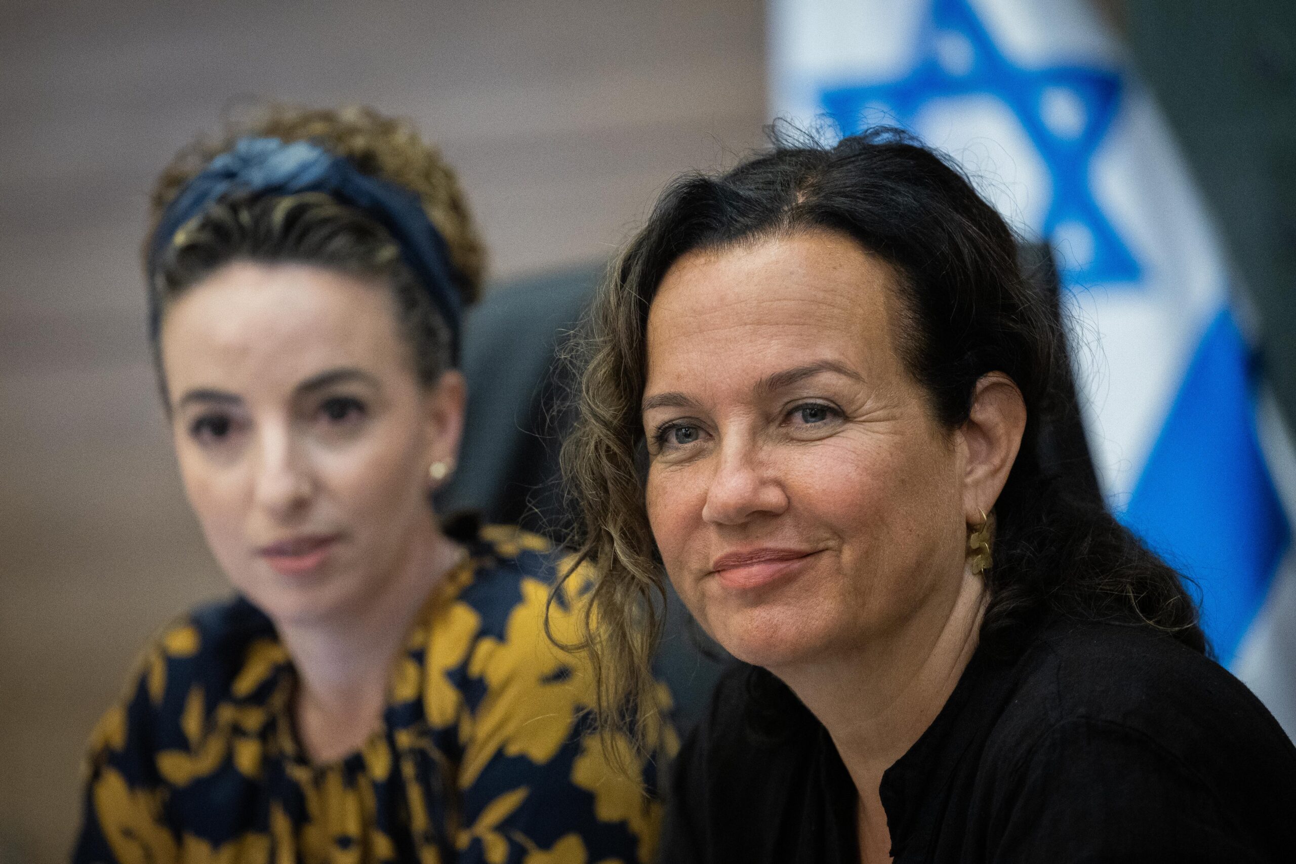 רצחו לה את "החלק ההומניטארי במוח". צופית גרנט עם עדית סילמן בכנסת, יוני 2022 (צילום: יונתן זינדל / פלאש 90)