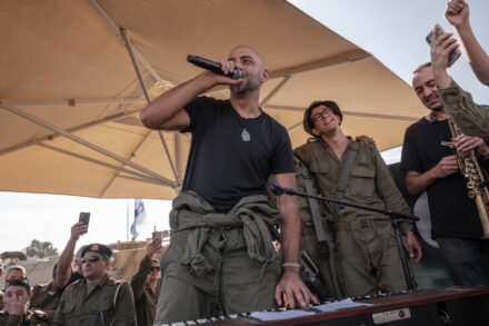 עזתי שלא נלחם בחמאס ולא מסגיר את מקום החטופים לא יכול להיחשב ל"בלתי מעורב". עידן רייכל בהופעה בפני חיילים, אוקטובר 2023 (צילום: חן שימל / פלאש 90)