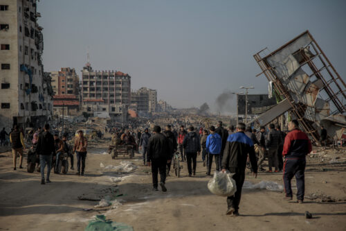 אנשים הולכים ברחוב א-ראשיד לכיוון נקודת חלוקת הסיוע, ב-28 בפברואר 2024, ערב האירוע (צילום: עומאר אל קטאע)