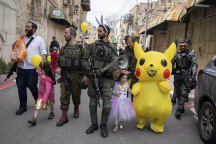 "נקם אחת משתי עיני" ו"שיישרף לכם הכפר". חגיגות פורים בחברון, 24 במרץ 2024 (צילום: אורן זיו)