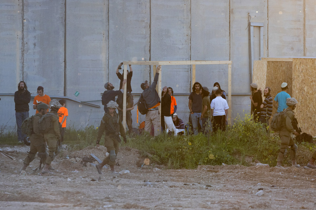 מפגיני ימין מקימים "מאחז" ליד גדר הגבול עם עזה (צילום: אורן זיו) 