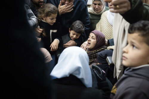 סאלם, אימו של עמרו נג'אר בן ה-10, במהלך הלווייתו בכפר בורין שבגדה המערבית (צילום: אורן זיו)