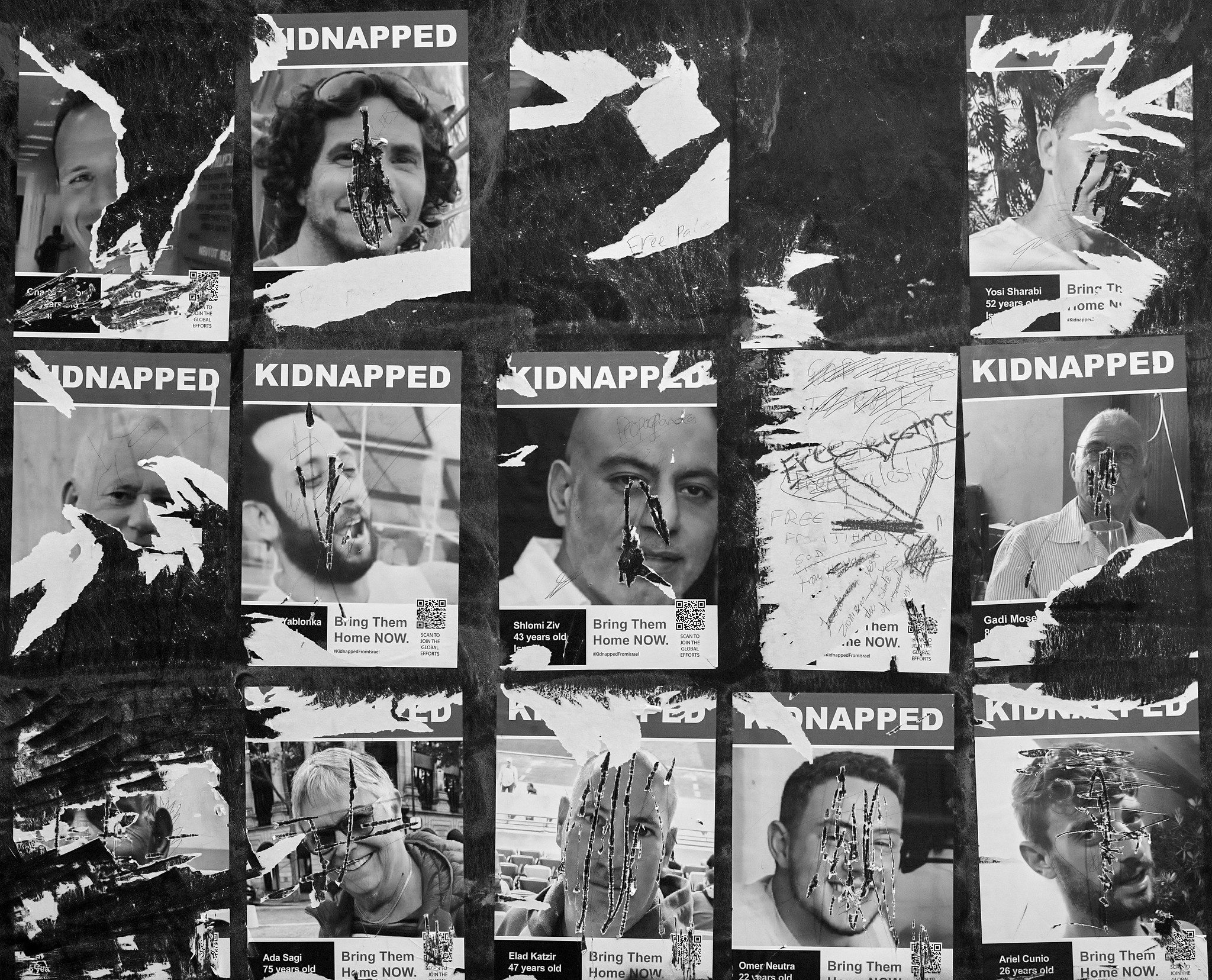 קריעת כרזות עם תמונות החטופים תויגה כאנטישמיות. תמונות מושחתות של חטופים בלונדון, ינואר 2024 (צילום: ג'ון פריבולאריס, CC BY-NC-ND 2.0 DEED) 
