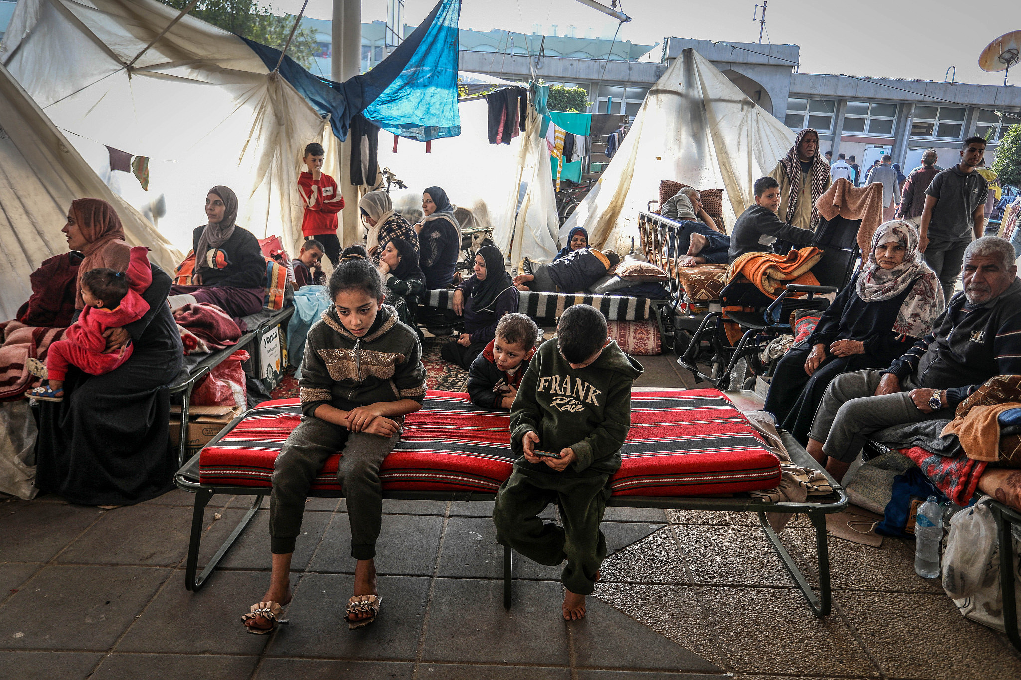 פלסטינים שנעקרו מביתם שוהים באוהלים בבית החולים האירופי בח'אן יונס, בדרום רצועת עזה, ב-1 בינואר 2024 (צילום: עבד רחים ח'טיב / פלאש90)