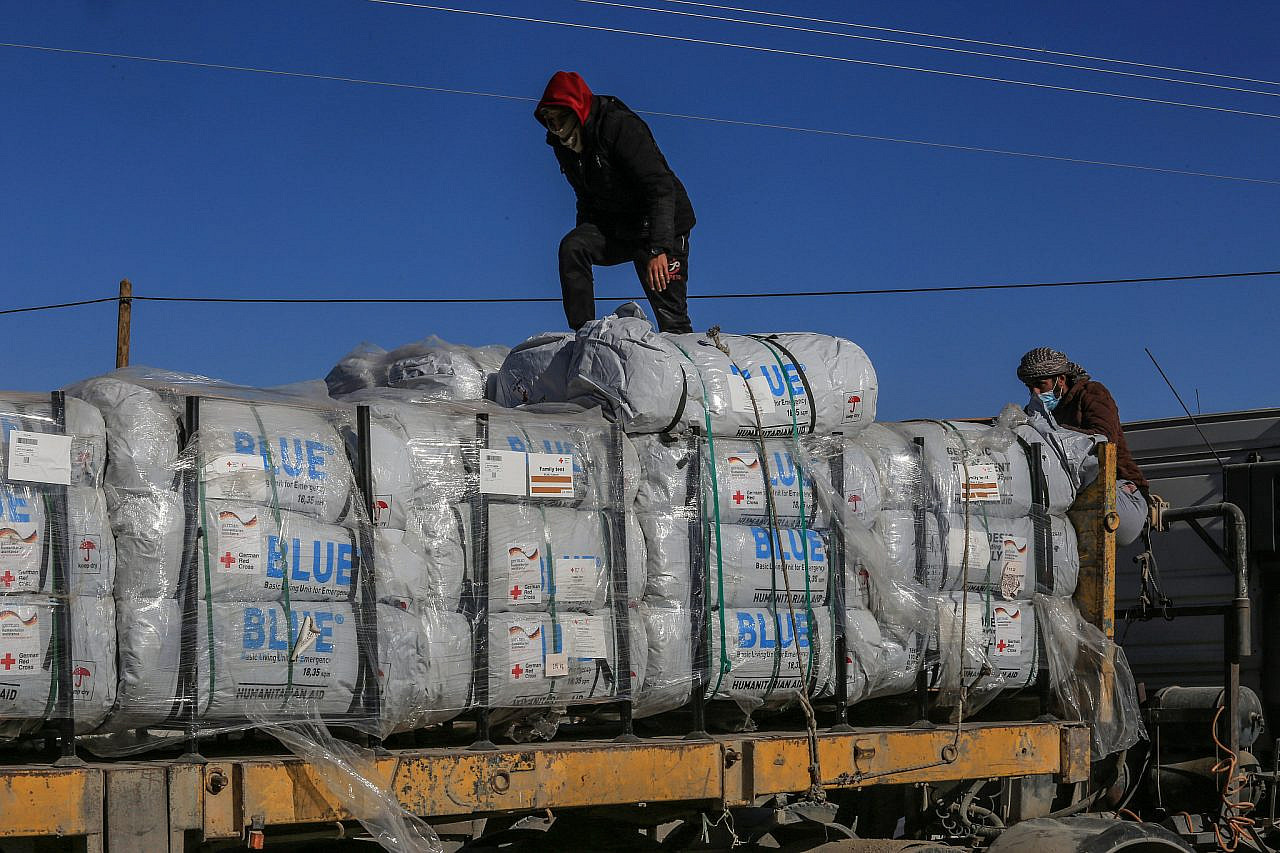 משאיות סיוע מגיעות לצד הפלסטיני של מעבר כרם שלום, בדרום רצועת עזה, ב-17 בפברואר 2024 (צילום: עבד רחים ח'טיב / פלאש90)