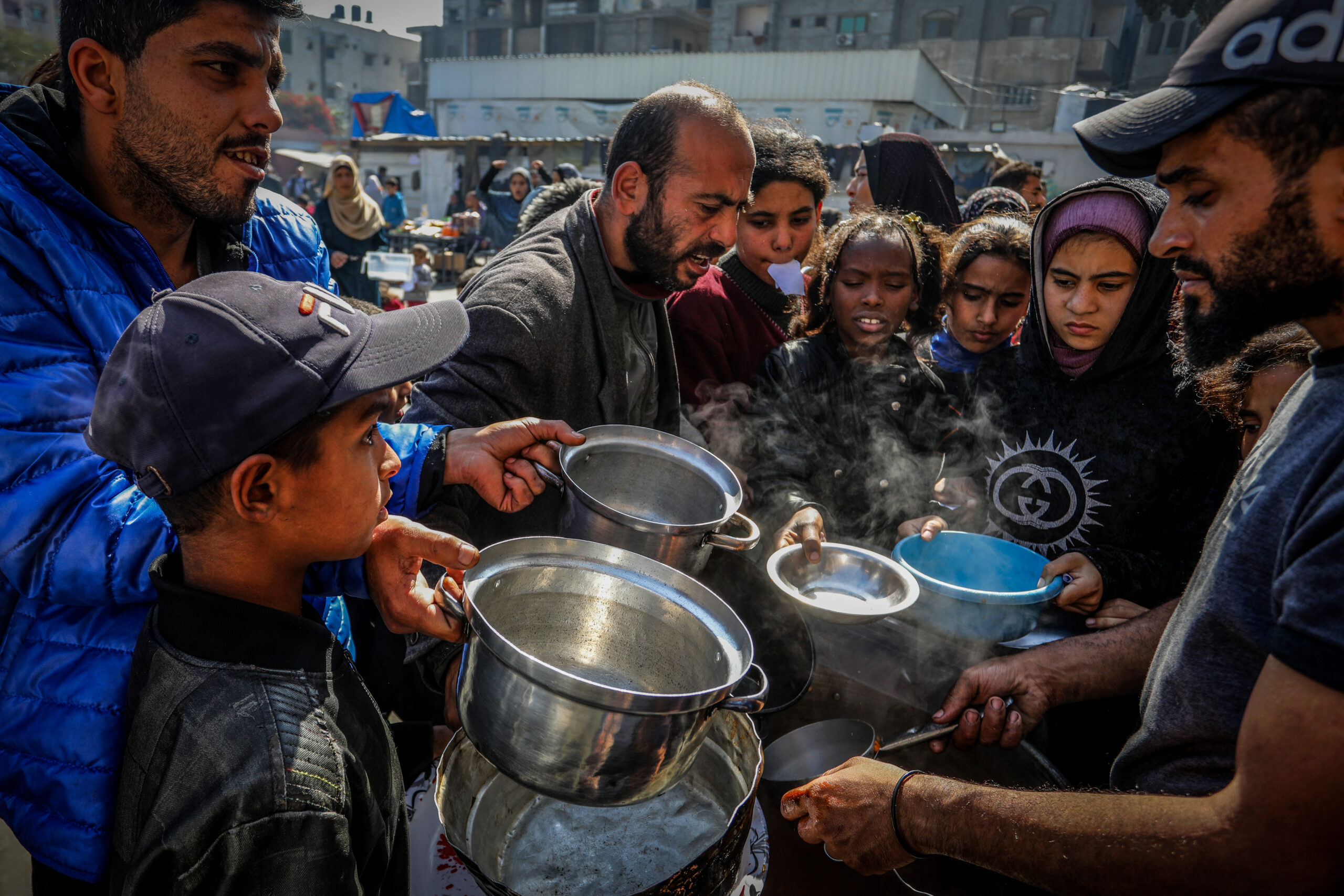 פלסטינים ממתינים לארוחה חמה ברפיח, בדרום רצועת עזה, ב-20 בפברואר 2024 (צילום: עבד רחים ח'טיב / פלאש90)