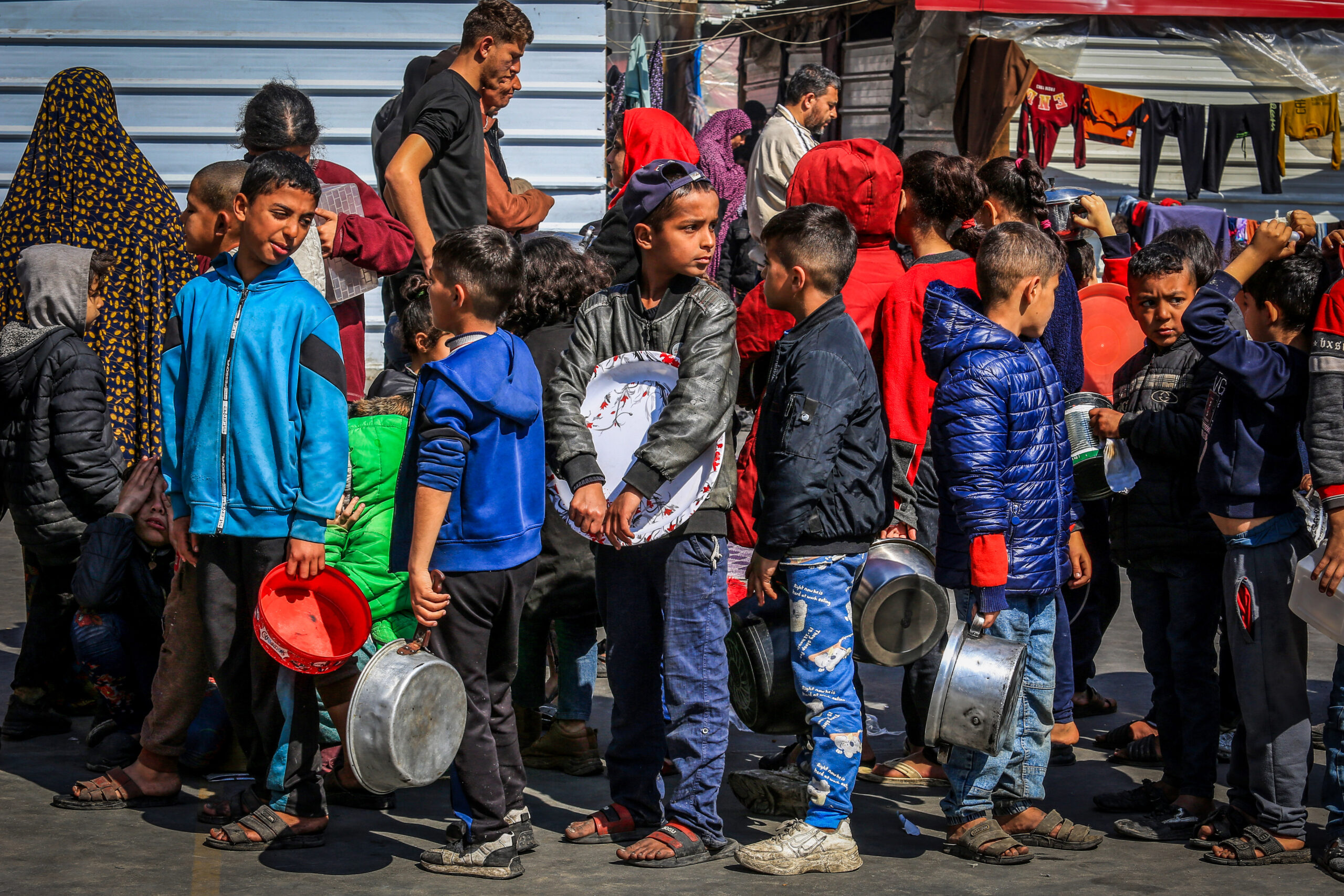 פלסטינים ממתינים בתור לחלוקת ארוחה חמה ברפיח, ב-20 בפברואר 2024 (צילום: עבד רחים ח'טיב / פלאש90)