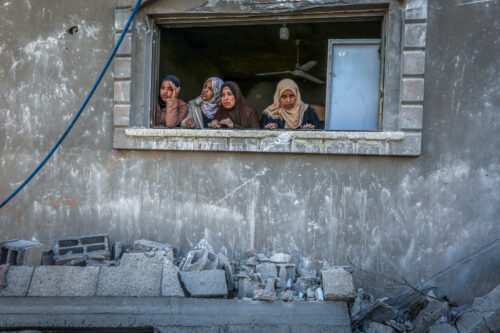 פלסטיניות באתר הפצצה ישראלית בח'אן יונס, ב-5 במרץ 2024 (צילום: עבד רחים ח'טיב / פלאש90)