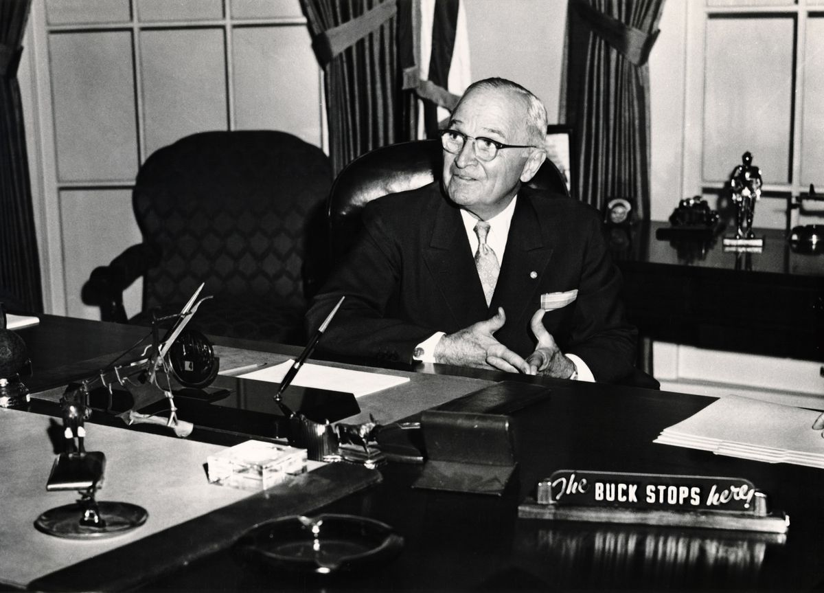 נשיא ארה"ב, הארי טרומן, בשחזור של משרדו בספריית טרומן, ב-1959 (צילום: ספריית טרומן)