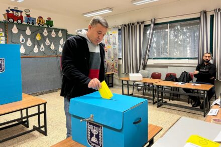 הייאוש שולט. מצביע בנצרת בבחירות המקומיות, פברואר 2024 (צילום: מוחמד חלאילה)