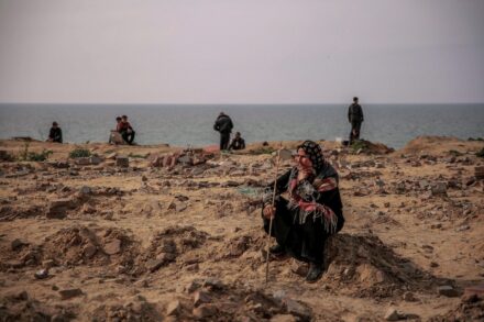אישה פלסטינית ממתינה לסיוע הומניטרי ברחוב אל-ראשיד בצפון רצועת עזה, ב-26 בפברואר 2024 (צילום: עומאר אל קטאע)