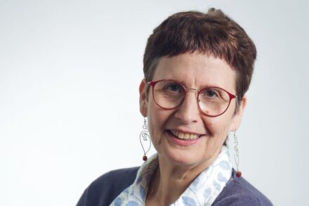 "רציתי לטפל בחוויות בלתי פתורות שנשאתי בכאב כל חיי". נעמי אברהם, מחברת הספר "חקירה במסדרונות בית הספר" (צילום: אלון אלוניס)
