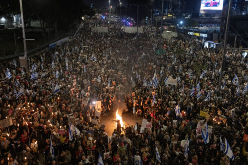 מחאה במוצ״ש מול שער בגין של הקריה, 30 במרץ 2024 (צילום: אורן זיו)