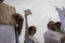 מחאה של רבנים מול מחסום ארז (צילום: אורן זיו)