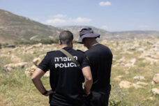 שוטרי מז״פ בזירת הירי בקהילת חירבת׳ א-טוויל, בה מתנחלים ירו למוות בשני רועים פלסטינים, 16 באפריל 2024 (צילום: אורן זיו)