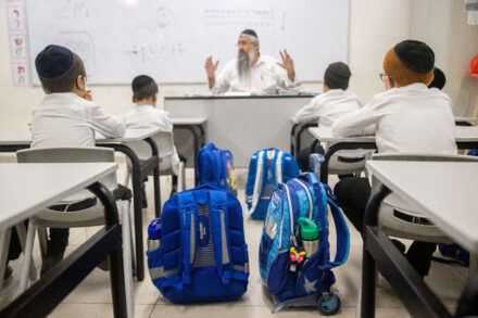 תלמידים בבית ספר חרדי בירושלים, ב-9 באוגוסט 2021. למצולמים אין קשר לכתבה (צילום: יונתן זינדל / פלאש90)