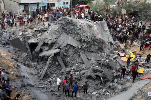 "הרבה יותר קל להפגיז בית של משפחה". פלסטינים בוחנים את ההרס של בית שהפוצץ בח'אן יונס ב-9 באוקטובר 2023 (צילום: יוסף מוחמד / פלאש 90)