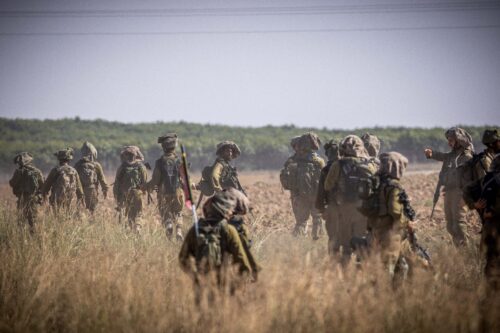 חיילים מגדוד נצח יהודה מסיירים בגבול ישראל-עזה, ב-20 באוקטובר 2023 (צילום: יונתן זינדל / פלאש90)