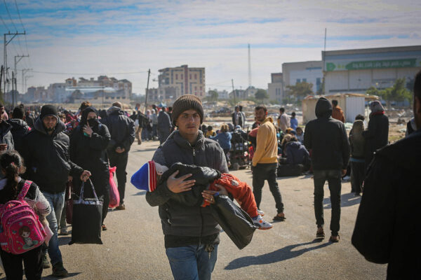 פלסטינים בורחים מח'אן יונס לרפיח, ב-26 בינואר 2024 (צילום: עטיה מוחמד / פלאש90)