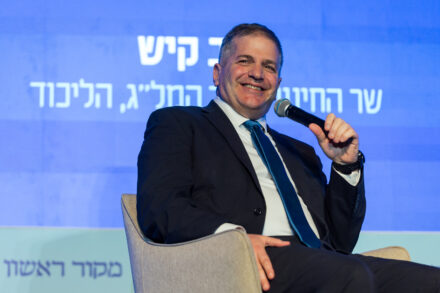 מערכי שיעור שהתשובה ניתנת בהם מראש. שר החינוך יואב קיש בוועידת מקור ראשון, מרץ 2024 (צילום: לירון מולדובן / פלאש 90)