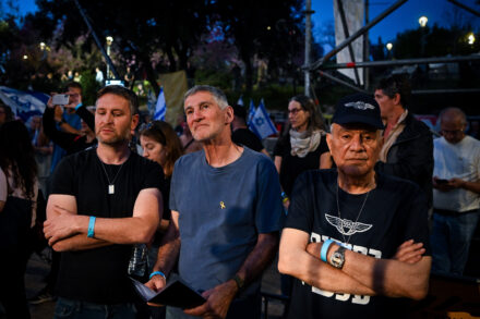 יאיר גולן (במרכז) בהפגנה נגד הממשלה מול הכנסת, ב-1 באפריל 2024 (צילום: אריה לייב אברמס / פלאש90)