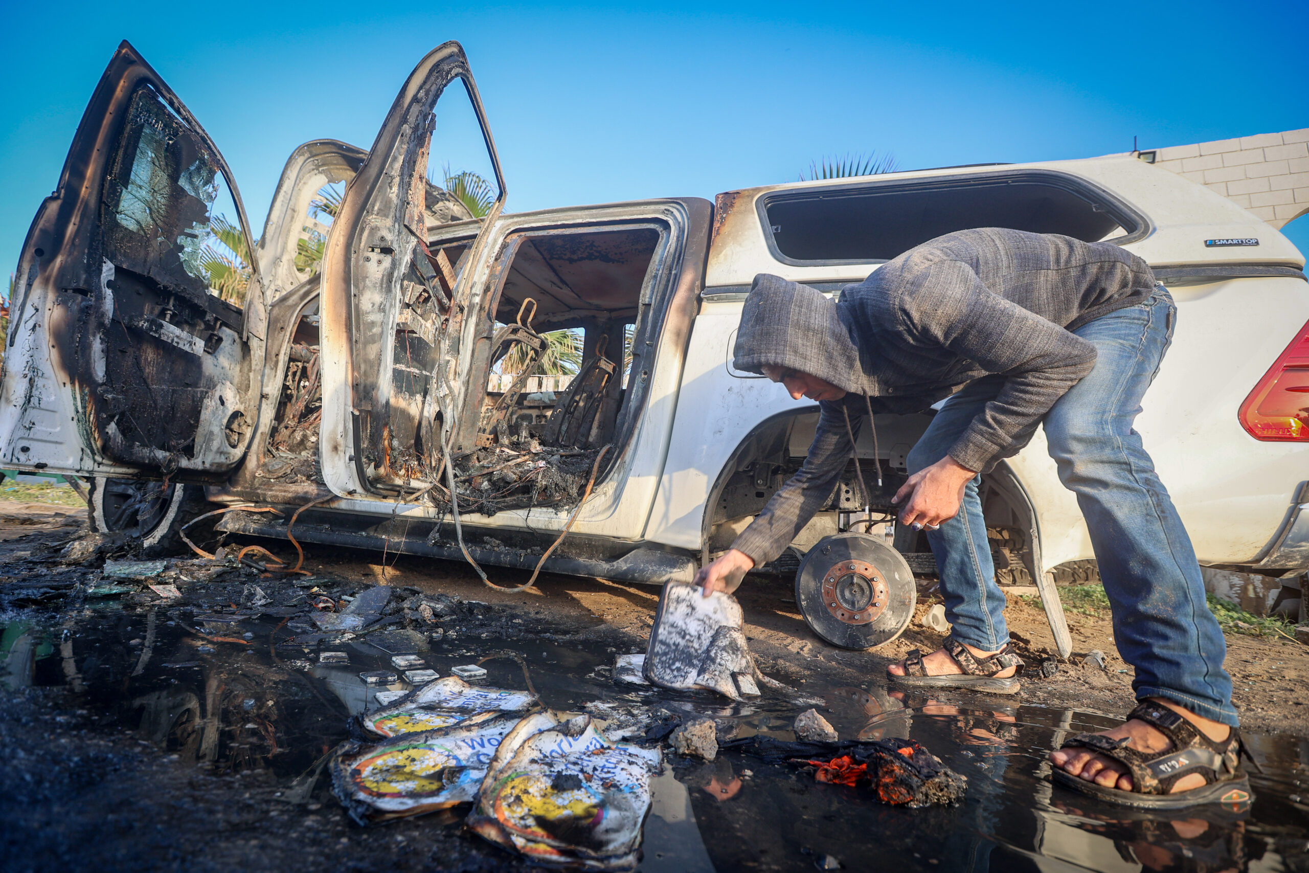 מכונית של ארגון הסיוע הבינלאומי WCK, שנפגעה מהתקפה ישראלית ברצועת עזה, ב-2 באפריל 2024 (צילום: עטיה מוחמד / פלאש90)
